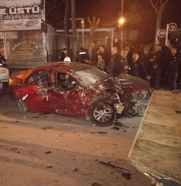 Sürücü 16 yaşındaydı! 2 araca çarptı! Bağıra bağıra gelen ölüm!