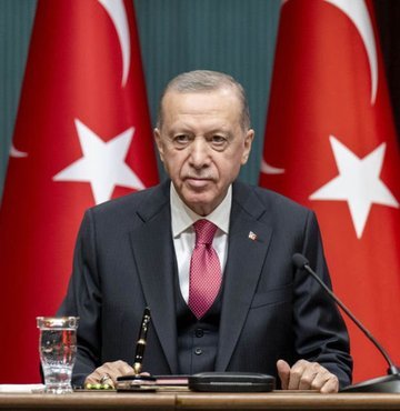 Cumhurbaşkanı Erdoğan, AK Parti il başkanları toplantısında "Cumhuriyetimizin ilk asrındaki kayıpları geride bırakarak, Türkiye Yüzyılı