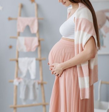 Her hamilelikte kilo alınması oldukça normal. Ancak araştırmalar kontrolsüz ve beklenenden fazla kilo alımının hem anne için hem de bebeğin sağlığı için risk oluşturabileceğini söylüyor. Ayrıca doğumdan sonra kilo vermek zor olabiliyor. Peki, hamilelik döneminde kontrollü kilo alımı nasıl sağlanır?