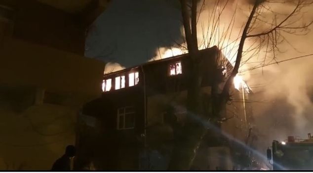 İstanbul'un Ümraniye ilçesinde 3 katlı binanın çatısı ile altındaki daire  alev alev yandı - Son dakika haberi