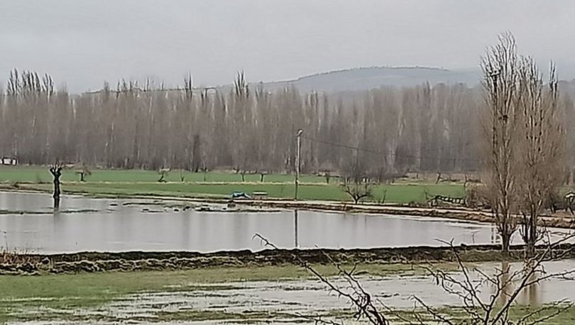 2 gündür devam eden yağışlar Gediz Çayı'nı taşırdı