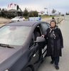 Artvin’in Arhavi ilçesinde yaşayan 71 yaşındaki Ulviye Hekimoğlu, torunlarını gezdirmek için ehliyet kursuna yazıldı. İlerlemiş yaşına rağmen otomobil kullanmayı öğrenen Hekimoğlu, sınavları kazanıp bir an önce ehliyetine kavuşmanın hayalini kuruyor