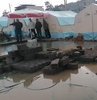 Deprem bölgesinde etkili olan sağanak yağış çadır kentleri vurdu. Çadır kenarlarından dolan su ile bazı depremzedelerin eşyaları zarar gördü. Vatandaşlar çamur ve su birikintisinden korumak için yoğun çaba harcadı