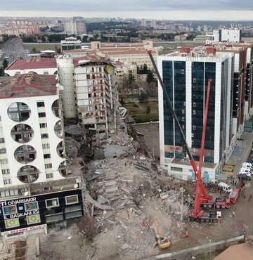Deprem felaketinde 89 kişiye mezar olan Galeria Sitesi ile soruşturmada son dakika gelişmesi yaşandı. Site enkazında yapılan teknik çalışmaların ardından yapının altında bulunan spor salonunun bazı bölümlerinde kolonların inceltildiği tespit edildi. Ayrıca yüzme havuzunun büyük bölümünün ise kaçak olduğu belirlendi 
