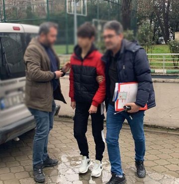 Samsun´da kanser hastası olan annesini darp eden ağabeyini 7 yerinden bıçaklayıp öldürdüğü iddiasıyla tutuklanan 17 yaşındaki lise öğrencisi T.C.S., ilk kez çıktığı hakim karşısında `nefsi müdafaada bulunduğu´ gerekçesiyle mahkeme heyeti tarafından beraatına ve tahliyesine karar verildi
