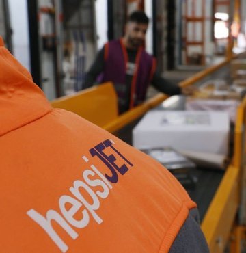 "Deprem Bölgesine Ticaret ve Teknoloji Gücü” programını tanıtan Hepsiburada, "Her Sipariş, Bir Destek" kampanyasının ardından, deprem bölgesindeki satıcılar için özel bir destek hattı da kurdu. 