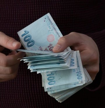 Sosyal Güvenlik Kurumu’na isteğe bağlı sigorta ve topluluk sigortası primi borcu bulunanlar yapılandırma kanunu kapsamında ödeme kolaylığından yararlanacak. Yapılandırılan borçlarını peşin ödeyenlerin enflasyon farkının yüzde 90’ı silinecek. Habertürk’ten Ahmet Kıvanç, primini kendisi ödeyenlerin borçlarının nasıl yapılandırılacağını yazdı