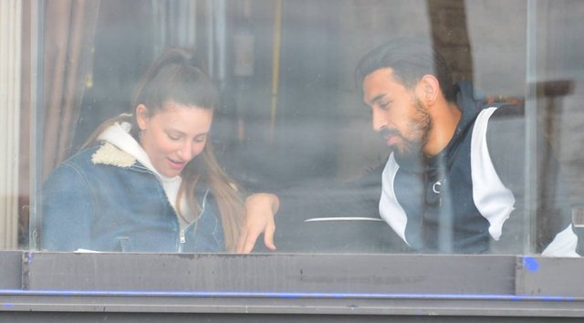 İrfan Can Kahveci, eşi Gözde Kahveci ile Emirgan'da - Magazin haberleri