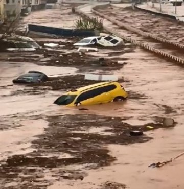 Türkiye bu kez deprem bölgesinden gelen sel felaketi haberi ile sarsıldı. 13 kişinin yaşamını yitirdiği faciada ortaya çıkan görüntüler de afetin boyutunu gözler önüne serdi