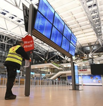 Almanya’da Köln, Düsseldorf, Stuttgart ve Karlsruhe havalimanlarındaki çalışanların uyarı grevi sebebiyle yüzlerce uçuş iptal oldu. 