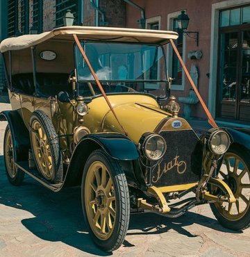 Atatürk’ün Çanakkale cephesinde kullandığı ve üzerinde fotoğrafının olduğu Fiat Zero otomobilin aynı modelinin İtalya’daki son örneği Torino şehrinden getirtilerek Rahmi M. Koç Müzesi’nde sergilenmeye başlandı