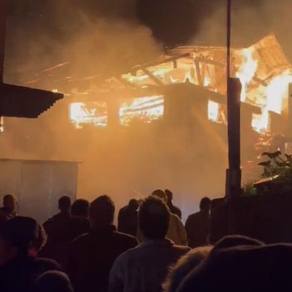Rize'de yangın çıkan 2 katlı ev kullanılamaz hale geldi