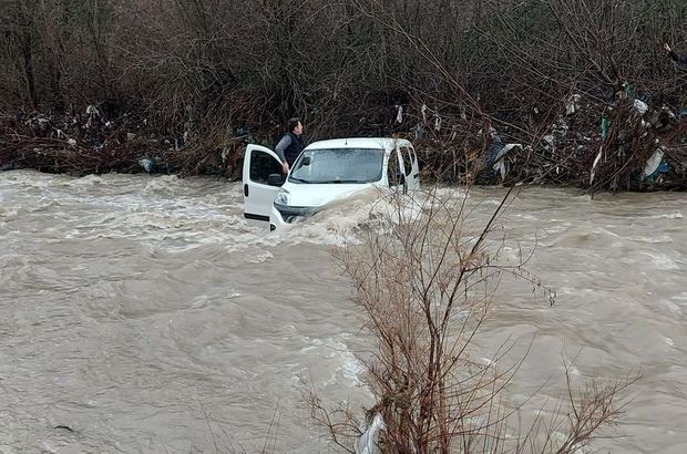 Dere yatağında otomobille mahsur kalan 3 kişi kurtarıldı