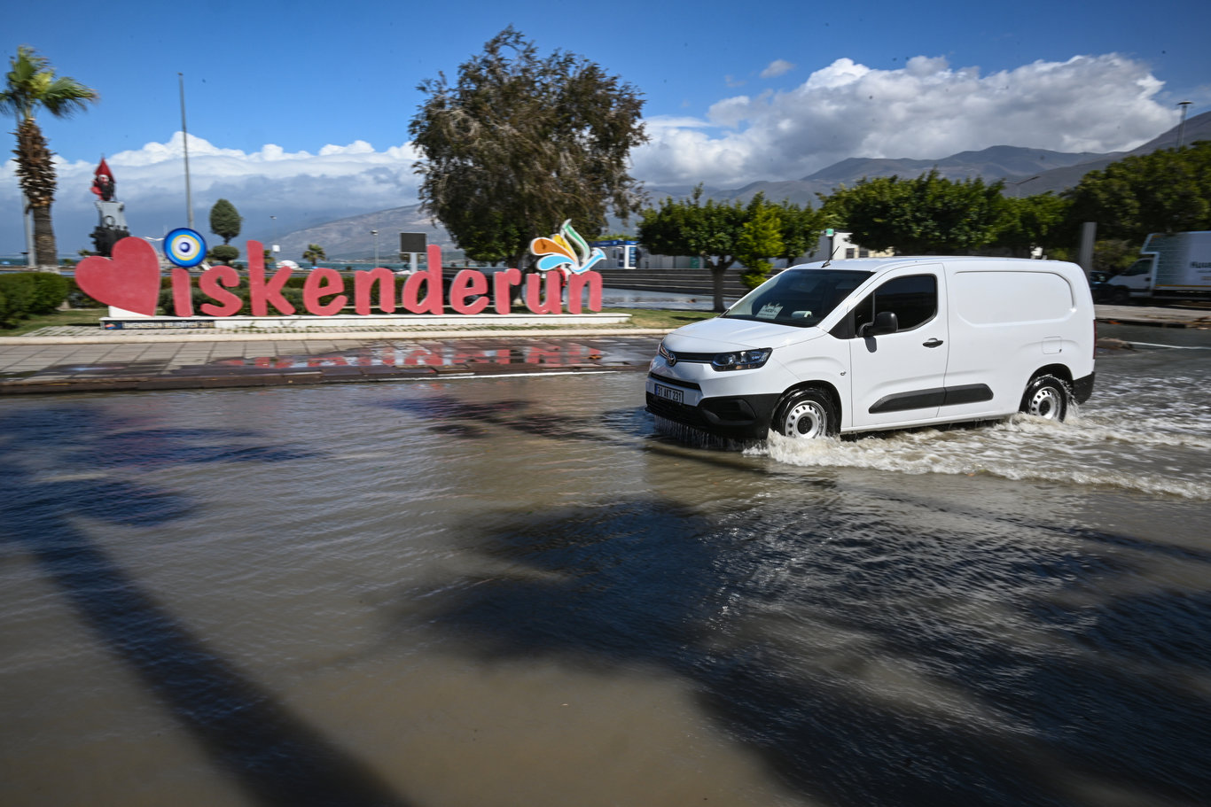 Araştırma! Son dakika | İskenderun'da kıyı şeridi 100 metreden 101 metreye ulaştı: "İskenderun sahilini dalgakıranlar ile yükseltmemiz lazım"