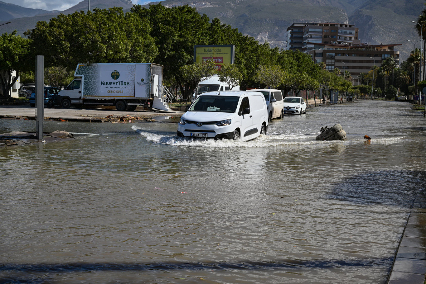 Araştırma! Son dakika | İskenderun'da kıyı şeridi 100 metreden 101 metreye ulaştı: "İskenderun sahilini dalgakıranlar ile yükseltmemiz lazım"