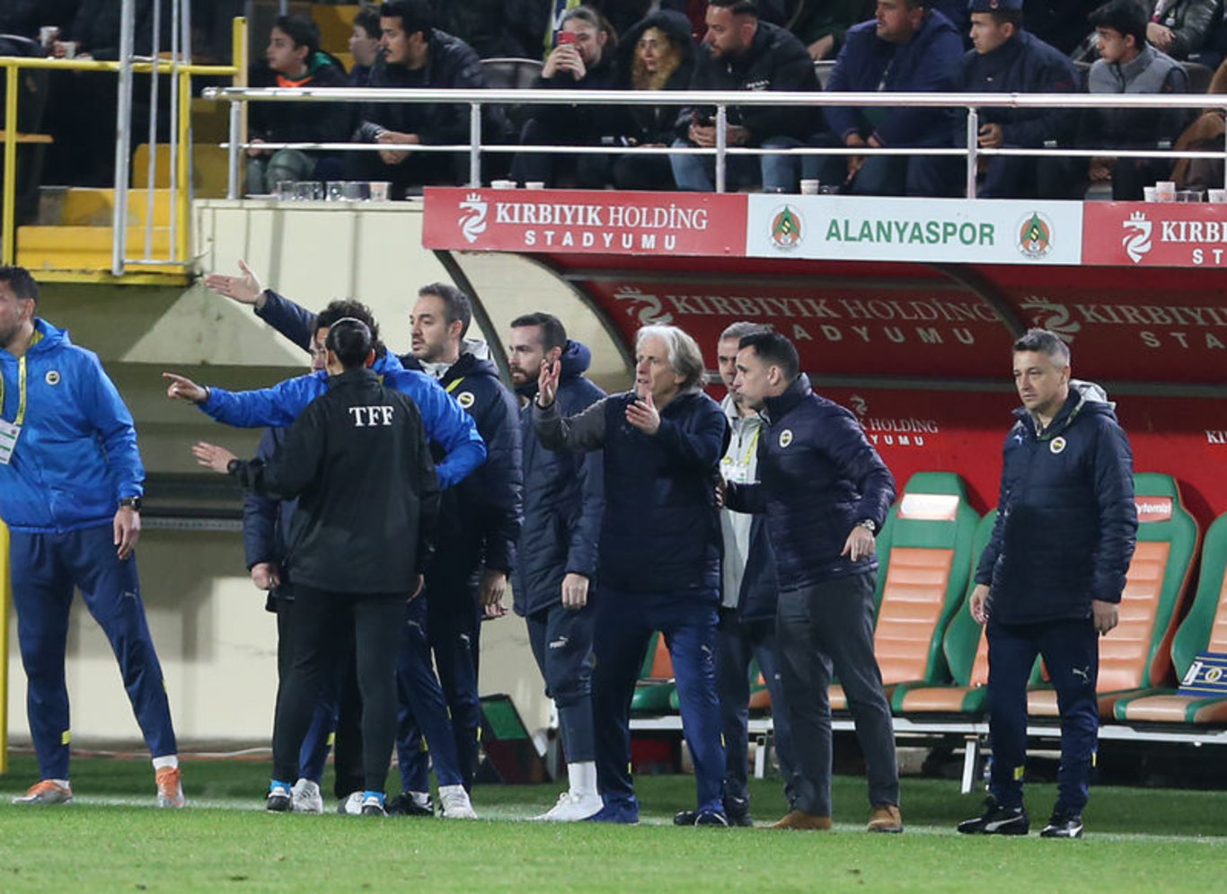 Fenerbahçe Teknik Direktörü Jorge Jesus'un gördüğü kırmızı kart Portekiz'de gündem oldu!