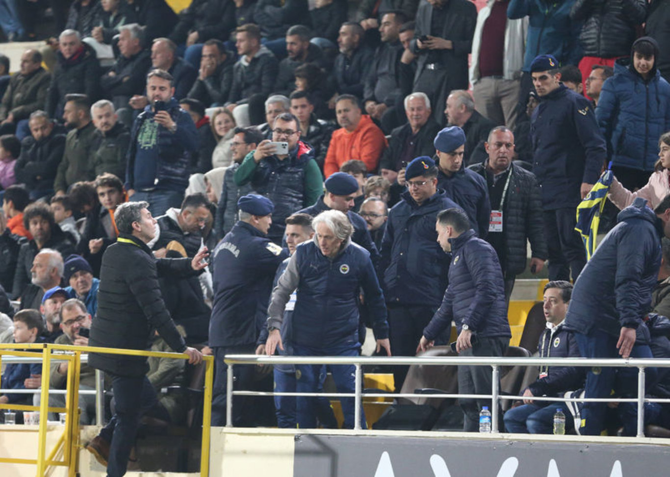 Fenerbahçe Teknik Direktörü Jorge Jesus'un gördüğü kırmızı kart Portekiz'de gündem oldu!