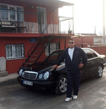 Manisa’nın Saruhanlı ilçesinde daha önce iki eşini öldürmesine rağmen cezaevinden Kovid-19 izniyle çıkan ve geçen aralık ayında birlikte yaşadığı kadını da öldürdüğü gerekçesiyle tutuklanan Necati Akpınar’ın savcılık ifadesine Habertürk ulaştı. Cinayete kurban giden 48 yaşındaki Mutlu Menekşe’nin vücudundaki morluk ile yanık izlerine ve saçlarının tıraş edilmesine yönelik katil zanlısı Akpınar’ın verdiği savunma kan dondurdu. Habertürk