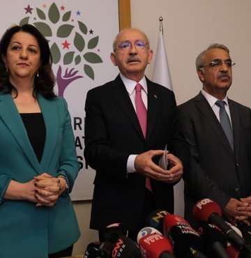 CHP Genel Başkanı ve Millet İttifakı Cumhurbaşkanı Adayı Kemal Kılıçdaroğlu ve beraberindeki heyet, HDP Eş Genel Başkanları Pervin Buldan ve Mithat Sancar’ı TBMM’deki makamında ziyaret etti. Kılıçdaroğlu "Kürt sorunu dahil bütün sorunların çözüm adresi TBMM