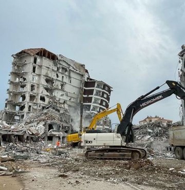 AFAD Başkanı Sezer, Kahramanmaraş merkezli depremlerde hayatını kaybedenlerin sayısının 50 bin 96, yaralananların sayısının ise 107 bin 204 olduğunu bildirdi. Depremlerden etkilenen illerde yıkılan ya da imara aykırı değişiklik tespit edilen binalarla ilgili soruşturmalarda tutuklananların sayısı 298