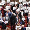 Fransa'da emeklilik yaşını 64'e çıkaran yasa: Macron hükümeti güven oylamasını az farkla kazandı