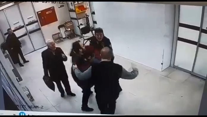 Pendik'te acil serviste güvenlik görevlisini darp eden 2 zanlı yakalandı