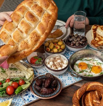 Ramazan ayına sayılı günler kala oruç tutmak isteyen kişiler şimdiden bir takım hazırlıklara başladı. Mübarek ayın heyecanıyla birlikte neler yapılması gerektiği konusunda araştırmalar da hız kazandı. Özellikle tüm gün aç kalmamak için sahurda tok tutan yiyecekler en çok merak edilen konular arasında. İlk sahur heyecanını yaşayacak olanlar "Sahurda nasıl beslenilmeli, nelere dikkat edilmeli? Sahurda tok tutan yiyecekler nelerdir?" sorularının cevabını arıyor. İşte tüm gün tok kalmanızı sağlayacak en az hurma kadar etkili oruçluyken tok tutacak 12 besin…