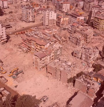Prof. Dr. Alpay Azap, deprem bÃ¶lgesinde tetanos, kÄ±zamÄ±k ve su Ã§iÃ§eÄi ile ilgili uyarÄ±larda bulundu. Prof. Dr. Azap, bÃ¶lgedeki Aile SaÄlÄ±ÄÄ± Merkezlerinin zarar gÃ¶rmesi ve bÃ¼yÃ¼k bir nÃ¼fusun baÅka Åehirlere gÃ¶Ã§ etmesi nedeniyle Ã§ocukluk Ã§aÄÄ± aÅÄ±lamalarÄ±nda da aksaklÄ±klar yaÅanabileceÄini kaydederek, "Aksi taktirde Ã¶nÃ¼mÃ¼zdeki haftalarda kÄ±zamÄ±k, suÃ§iÃ§eÄi gibi hÄ±zla bulaÅan ve yayÄ±lan salgÄ±n hastalÄ±klarÄ±n yeniden ortaya Ã§Ä±kma riski var" dedi
