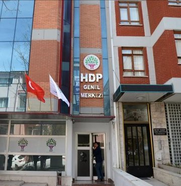HDP Eş Genel Başkanı Mithat Sancar, seçimlere Yeşil Sol Parti çatısı altında seçime gireceklerini açıkladı
