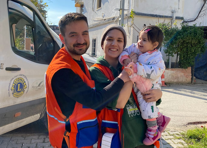TOFD Genel Başkan Yardımcısı Fatih Sinav ile TOFD Gönüllüsü Esra Can Sinav, deprem bölgesinde. 