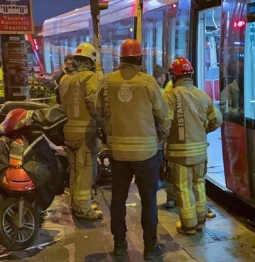 İstanbul'da tramvayın çarptığı kişi ağır yaralandı