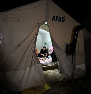 Kahramanmaraş merkezli 7.7 ve 7.6 büyüklüklerindeki depremlerin ardından çadır, konteyner ve gemide kalan depremzedeler ilk sahurlarını yaptı