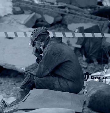 Deprem herkesi farklı şekillerde vurdu. Depremi yaşayanlar kadar yardımda bulunanlar da yorgun ve çaresiz. Şahit oldukları acı ve dinmeyen yorgunluk bazılarında travmaya dönüşmüş durumda. Hayatlarına geri dönenler vicdan azabı çekip geride bıraktıklarını terk etmiş gibi hissediyor. Uzmanlara göre şefkat insanlar için derinlerde ödüllendirici olsa da özellikle yardımcı rolümüz sırasında başkalarının acılarını hissetmenin bir bedeli oluyor. Bu haber şefkat yorgunlarını anlatıyor. Habertürk Sağlık Yazarı Ceyda Erenoğlu yazdı 