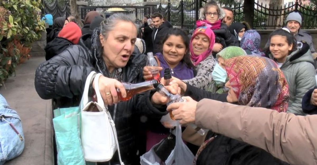 İlk iftar için saatler öncesinden ‘Oruç Baba Türbesi’ne geldiler