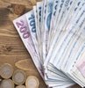 Cumhurbaşkanı Erdoğan, 22 Mart Çarşamba günü katıldığı canlı yayında, gündeme dair birçok konuya değinirken, en düşük emekli maaşının 7 bin 500 TL olacağını açıkladı. Emekli ve memur maaşları normal şartlar altında yılda iki kez 6 aylık enflasyon oranlarının belli olmasının ardından açıklanmaktadır. Yaşanan gelişmelerinin ardından en düşük memur maaşına zam gelecek mi, en düşük memur maaşı ne kadar olacak soruları gündemi meşgul etmeye başladı. İşte en düşük memur maaşında son durum...