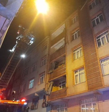 Bağcılar'da 4 binanın çatısı alev alev yandı