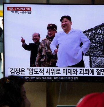 Resmi haber ajansı KCNA, "gizli silahın" Salı günü Güney Hamgyong kentinden sulara bırakıldığını duyurdu. Ajansa göre araç, 80-150 metre derinlikte 59 saat seyrettikten sonra ülkenin doğu kıyılarında infilak ettirildi. Ajans denemede nükleer başlık yerine test başlığı kullanıldığını belirtti.
