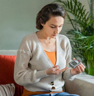 Ramazanın ayının gelmesiyle birlikte kronik rahatsızlıkları olanlar oruç tutup tutamayacakları konusunda şüpheye düşüyor. Bunlardan birisi de diyabet hastaları… Ülkemizde en sık görülen hastalıklardan biri olan diyabet dikkat edilmediği takdirde sağlık açısından risklere neden oluyor. Peki, Diyabet hastaları oruç tutabilir mi? İşte uzmanlardan oruç tutan diyabetlilere beslenme uyarıları…