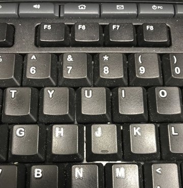 Bilgisayarların klavyesi üzerinde bulunan ve diğer tuşlar ile kıyaslandığında, kullanıcılar tarafından daha az bilinen ve tanınan Insert tuşu; eksik yazılmış bir harfi tamamlamak için kullanılan bir tuş olarak karşımıza çıkmaktadır. Klavye üzerinde Ins ya da Insert olarak bulunan bu tuş, yazım hatalarını düzeltmesi sebebiyle, kullanıcılara büyük kolaylık sağlamaktadır. Peki, Insert tuşu nedir? Insert tuşu ne işe yarar? Ayrıntılar içeriğimizin devamında… Bilgisayarların klavyesi üzerinde bulunan ve diğer tuşlar ile kıyaslandığında, kullanıcılar tarafından daha az bilinen ve tanınan Insert tuşu; eksik yazılmış bir harfi tamamlamak için kullanılan bir tuş olarak karşımıza çıkmaktadır. Klavye üzerinde Ins ya da Insert olarak bulunan bu tuş, yazım hatalarını düzeltmesi sebebiyle, kullanıcılara büyük kolaylık sağlamaktadır. Peki, Insert tuşu nedir? Insert tuşu ne işe yarar? Ayrıntılar içeriğimizin devamında…