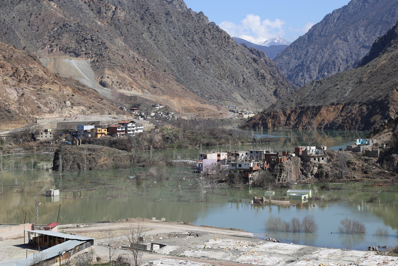 Son Dakika: Yusufeli'de Baraj Suları Terk Edilen Binalara Girdi