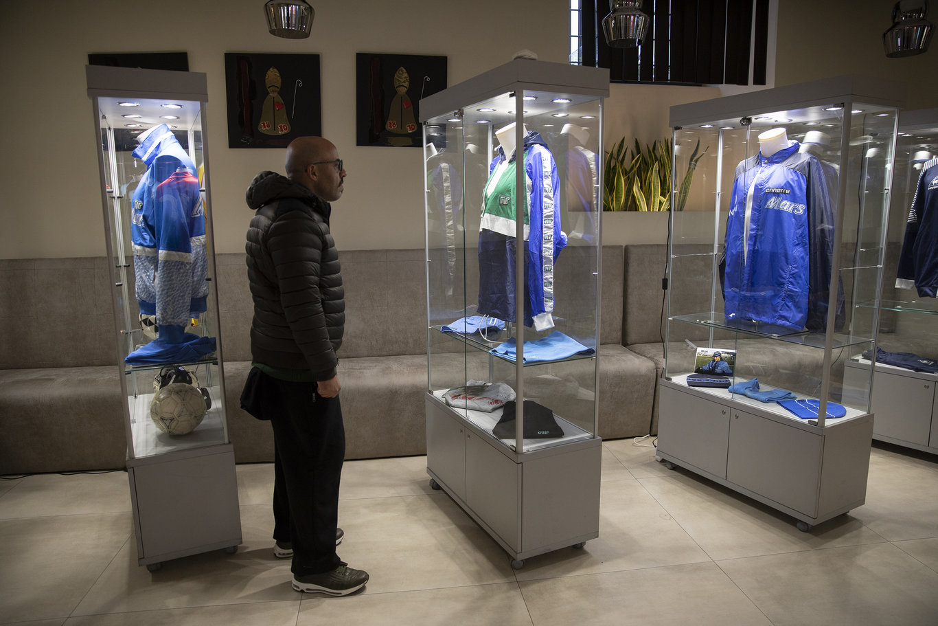 Maradona'nın eşyalarının yer aldığı sergi İtalya'da ziyaretçilerini ağırlıyor