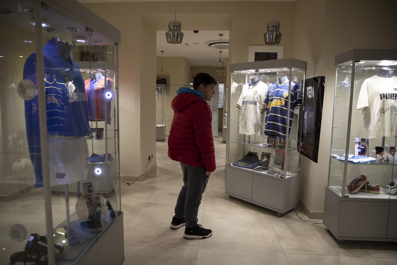 Maradona'nın eşyalarının yer aldığı sergi İtalya'da ziyaretçilerini ağırlıyor