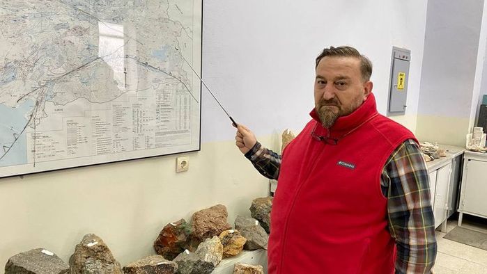 Dicle &Uuml;niversitesi Maden M&uuml;hendisliği B&ouml;l&uuml;m&uuml; Genel Jeoloji Anabilim Dalı &Ouml;ğretim &Uuml;yesi Prof. Dr. Orhan Kavak.