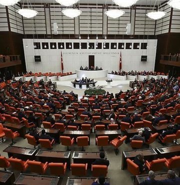 7. Yargı Paketi TBMM Genel Kurulu´nda kabul edildi. Kanunla birlikte, çocuğu hasta annelere infaz ertelemesi getiriliyor. Kirada arabuluculuk zorunlu oluyor. Uyuşturucuyla mücadelede ağır cezalar öngörülüyor. Haciz işlemleri hakim kararıyla olacak. Göçmen kaçakçılığı suçu artırılıyor