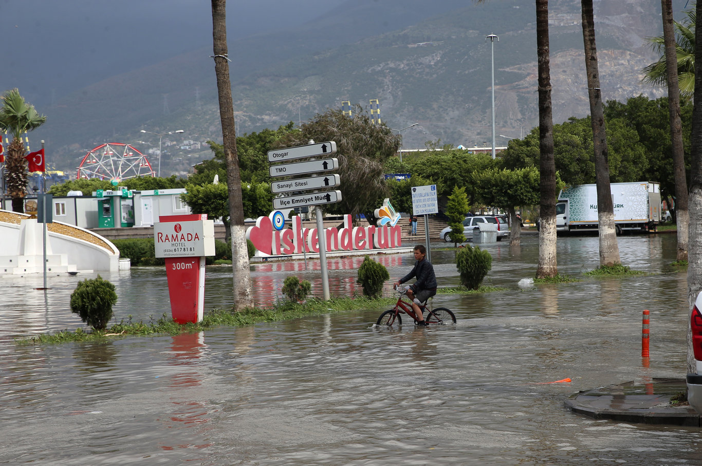 Caddeler yine su altında... Son dakika: Hatay İskenderun'da deniz seviyesi yükseldi! - Güncel haberler