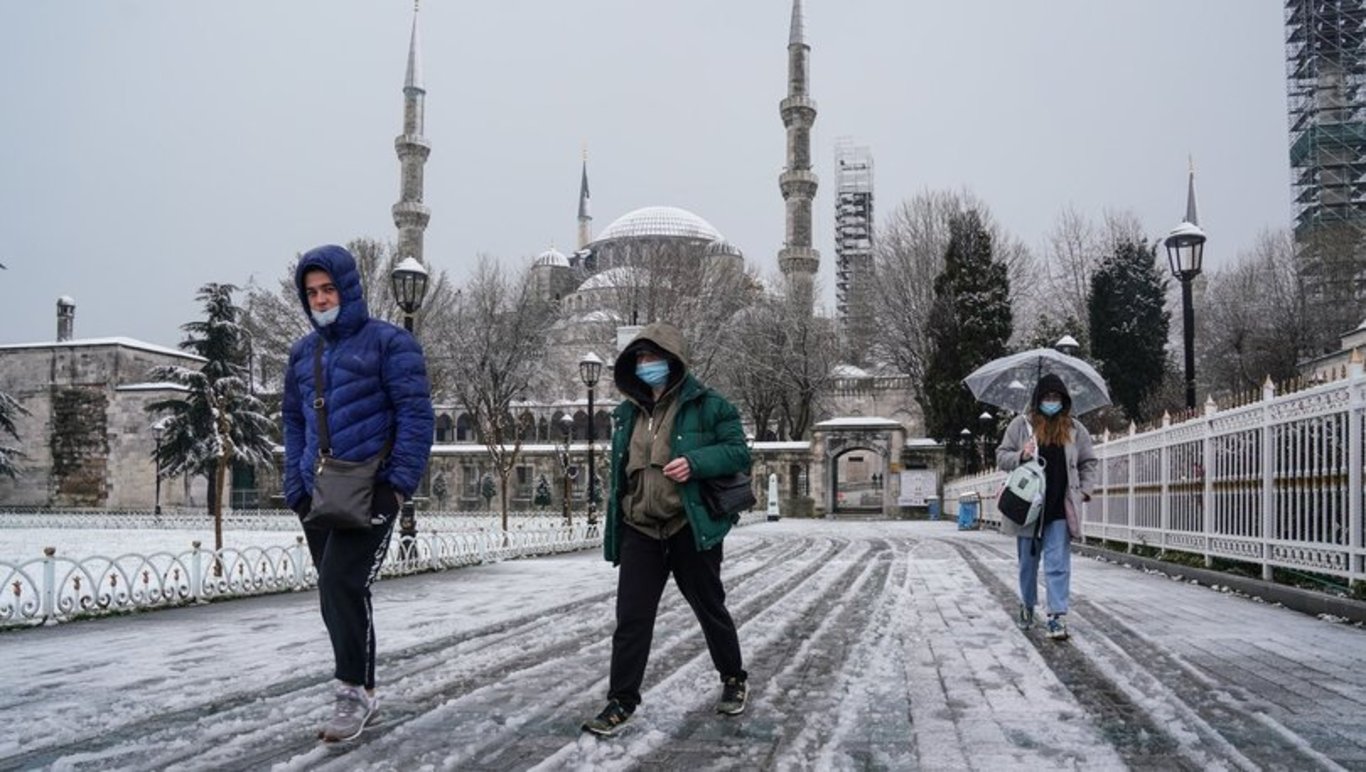 В стамбуле отменили. Турция снегопад 2022. Стамбул зима 2022. Снег в Стамбуле 2022. Стамбул январь 2022.