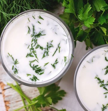 Ramazan ayında uzun süren açlık süresinde vücudun susuz kalmaması için besinlerden yararlanmak şart. Özellikle iftardan sahura kadar bol su ve su içeren besinler tüketmek gerekiyor. Bunun için ise yoğurdun en sağlıklı hali olan ayran ve mineral kaynağı soda karışımı oldukça ideal. Gün boyu susuzluktan koruyarak vitamin ve mineral deposu sodalı ayranın faydaları ise oldukça fazla. 