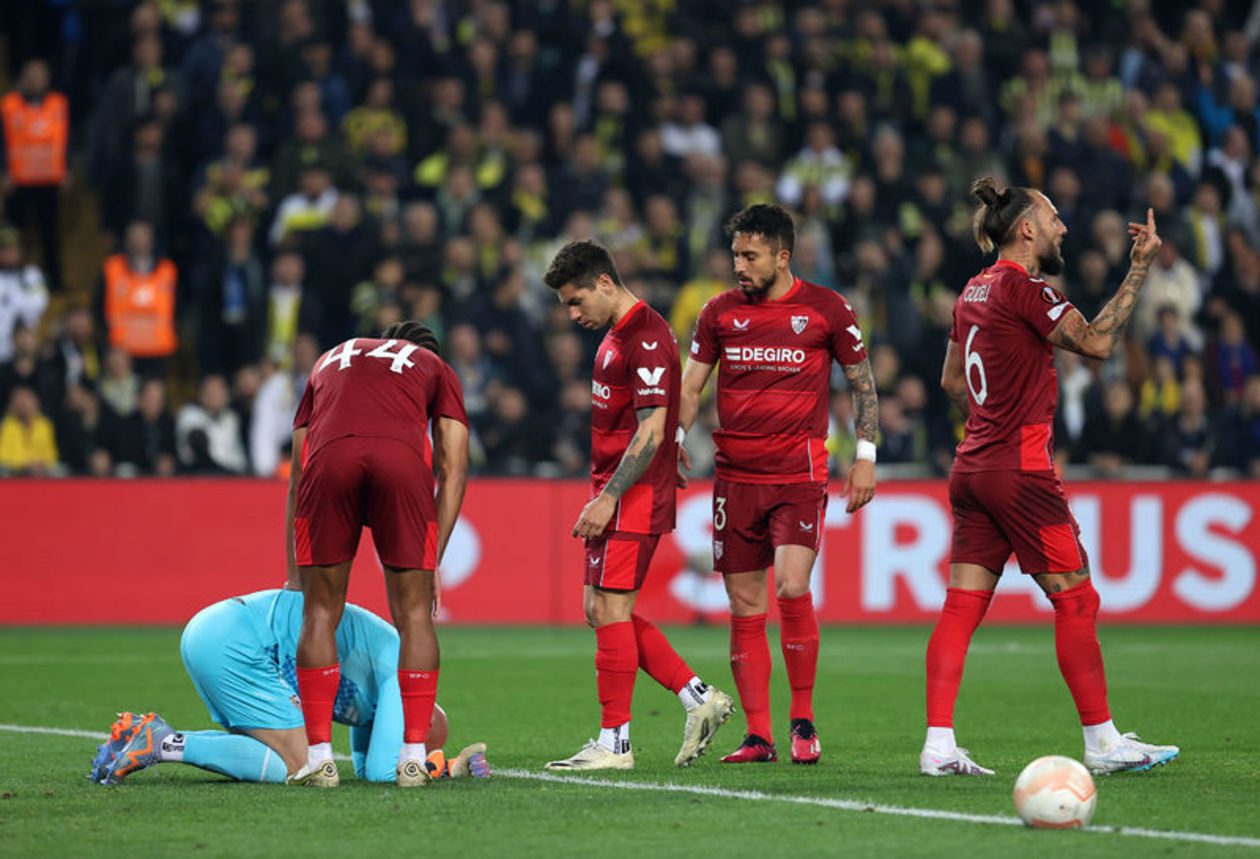 Başına sert bir cisim isabet eden Sevilla takımının kalecisi Marko Dmitrovic'in sakatlanması nedeniyle maç bir süre durdu. Fenerbahçeli oyuncu Altay Bayındır sahaya yabancı madde atan taraftarları sakinleştirmeye çalıştı.