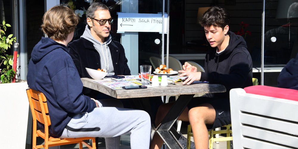 Dinçkök oğullarıyla kahvaltıda...