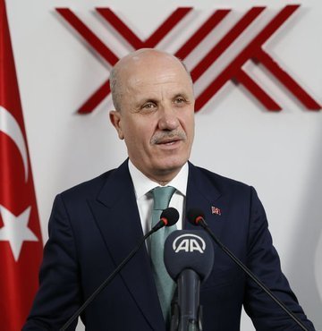 YÖK Başkanı Erol Özvar, 3 Nisan itibarıyla üniversitelerde uzaktan öğretimle birlikte isteyen öğrencilere devam şartı aranmaksızın sınıflarda yüz yüze eğitim verilebileceğini açıkladı